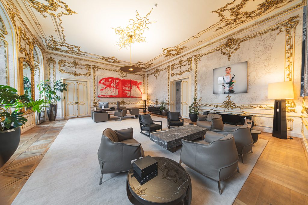 Prunkvoller Raum mit Goldverzierungen und Schreibtisch