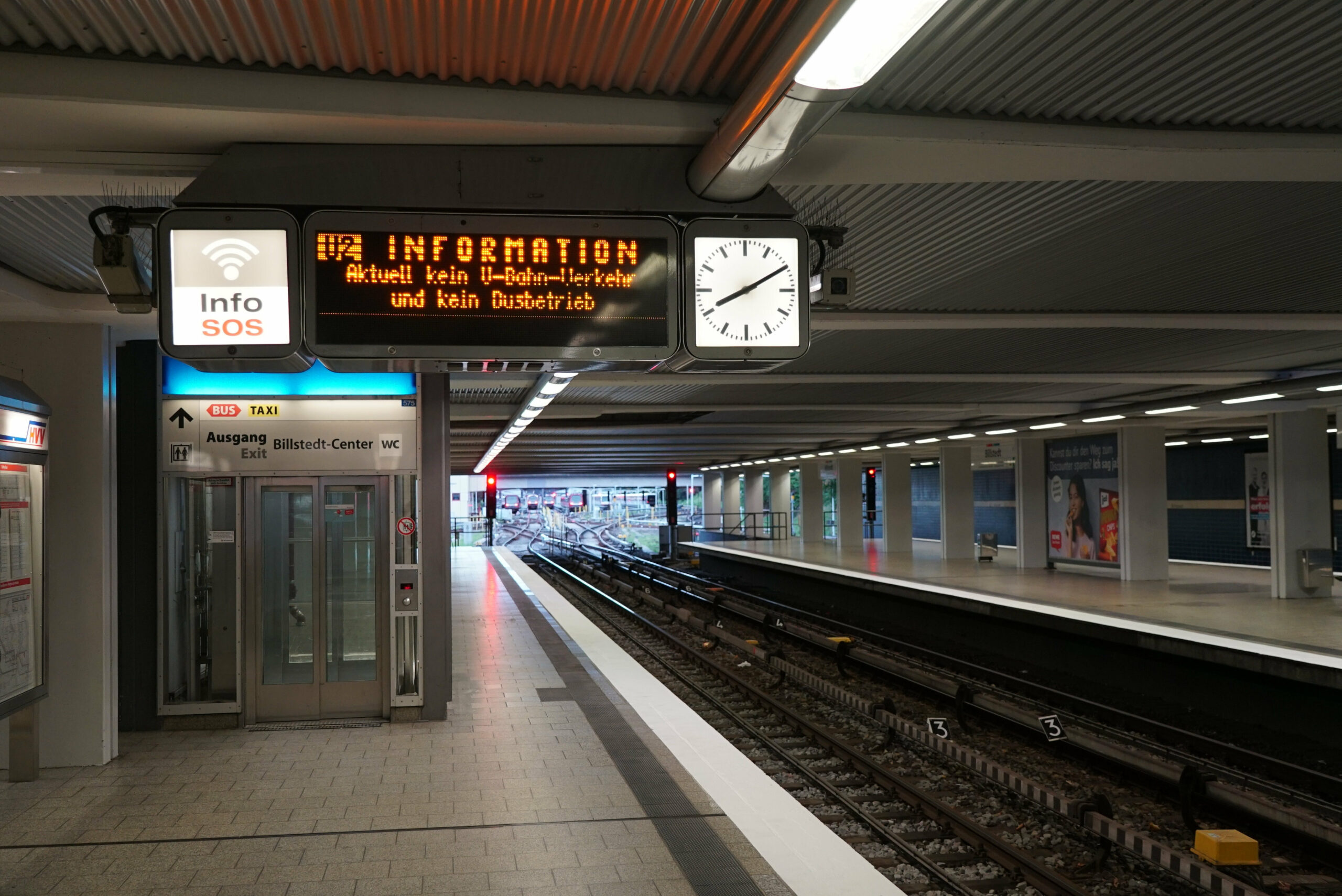 Ein leerer Bahnsteig an der Haltestelle Billstedt während eines Hochbahnstreiks im Oktober 2020.
