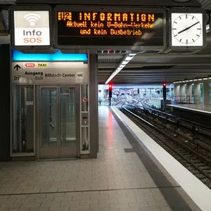 Ein leerer Bahnsteig an der Haltestelle Billstedt während eines Hochbahnstreiks im Oktober 2020.