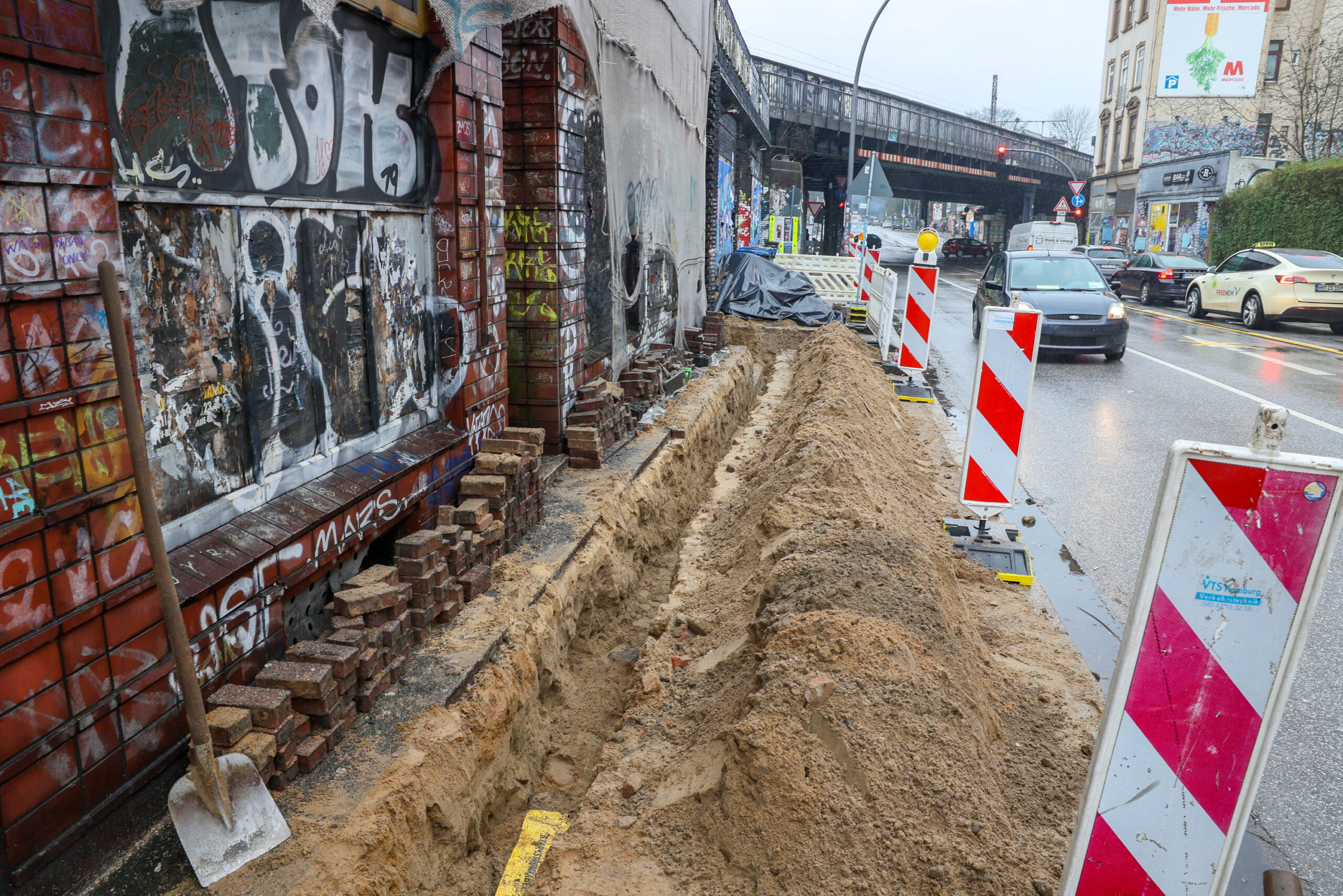 Die Vorarbeiten für den Abriss an der Sternbrücke (Max-Brauer-Allee) haben bereits begonnen: Arbeiter haben Versorgungsleitungen gekappt.