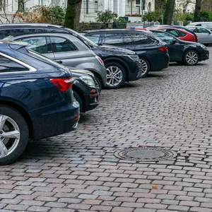 Schräges Parken ist auf der Husumer Straße bald nicht mehr möglich.