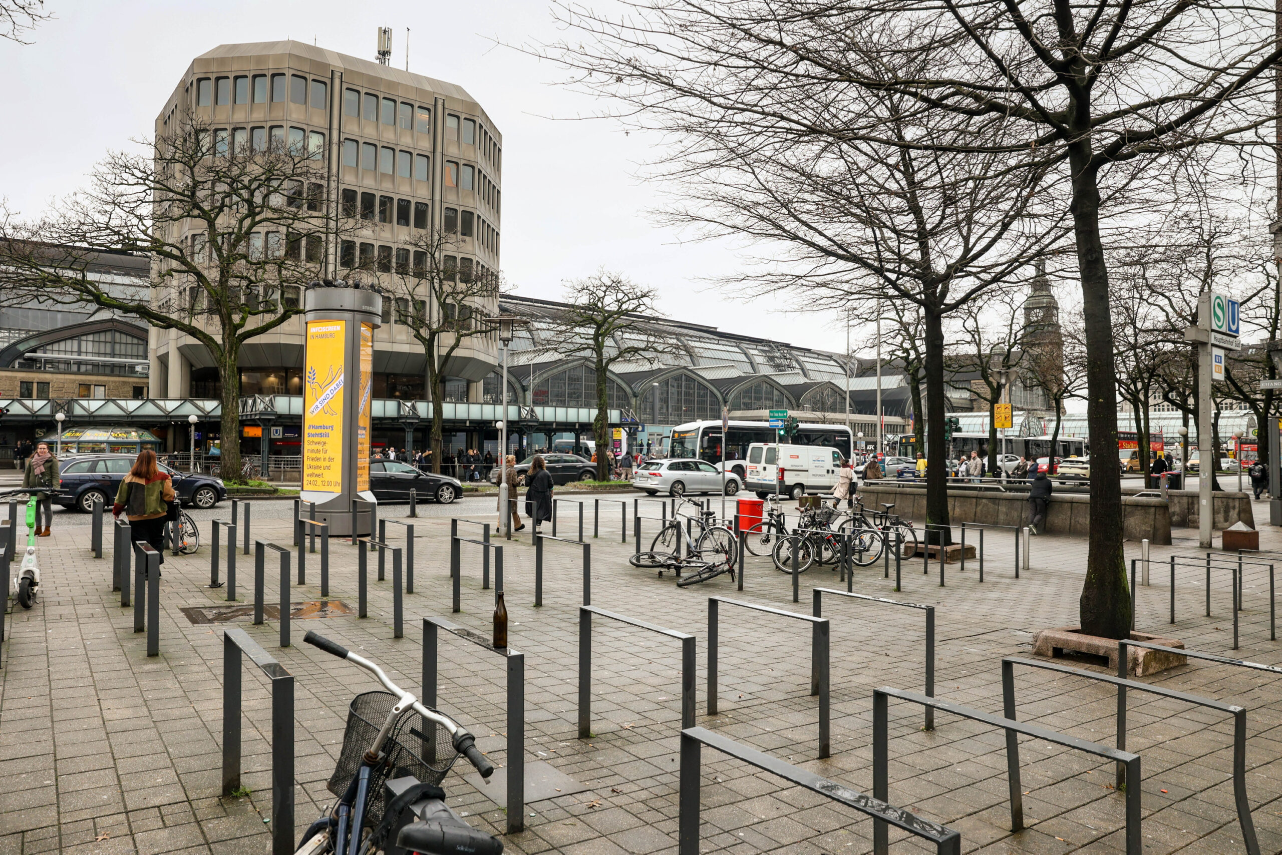 Am Hauptbahnhof sollen künftig zwei Fahrradgaragen entstehen – eine davon am Steintorplatz.
