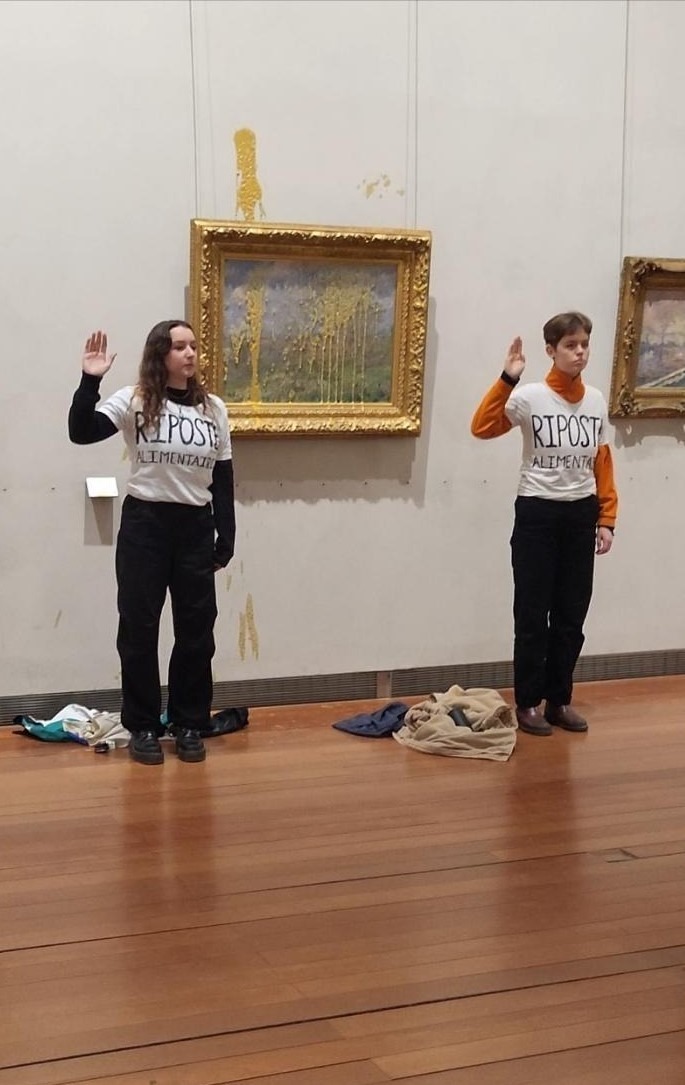 Aktivisten der Gruppe „Riposte Alimentaire“ stehen vor dem Monet-Gemälde.