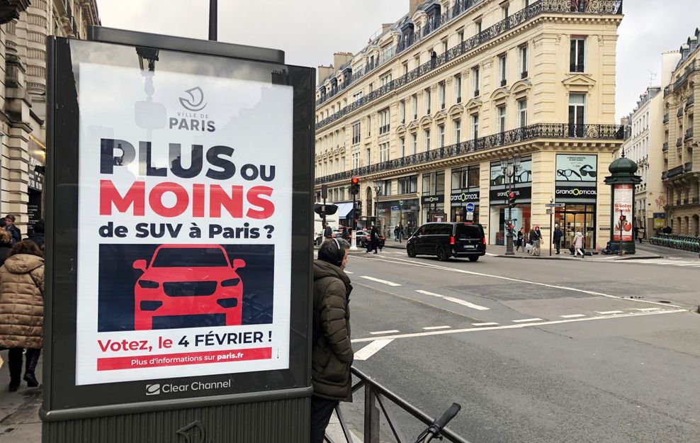 Auf einer Werbetafel informiert die Stadt Paris über die Bürgerbefragung zu erhöhten Parkgebühren für SUV.