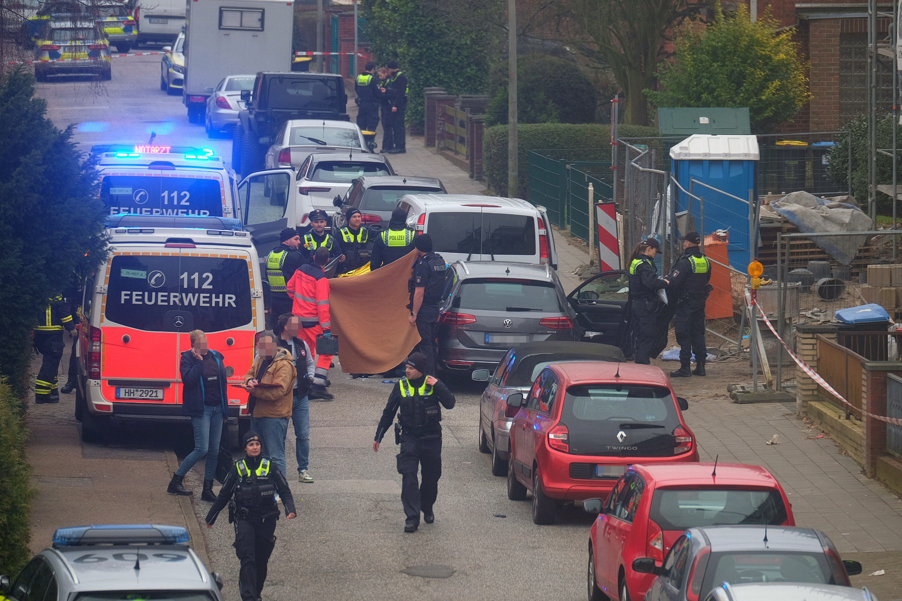 Zwei Männer sind am Freitagmittag bei einer Messerstecherei in Billstedt getötet worden, bei einem der Toten soll es sich um den Vater eines Flüchtigen handeln.