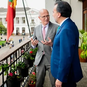 Hamburgs Bürgermeister Peter Tschentscher im Gespräch mit Quitos Bürgermeister Pabel Muñoz.