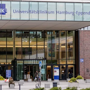 Der Haupteingang des UKE - Universitätsklinikum Hamburg-Eppendorf