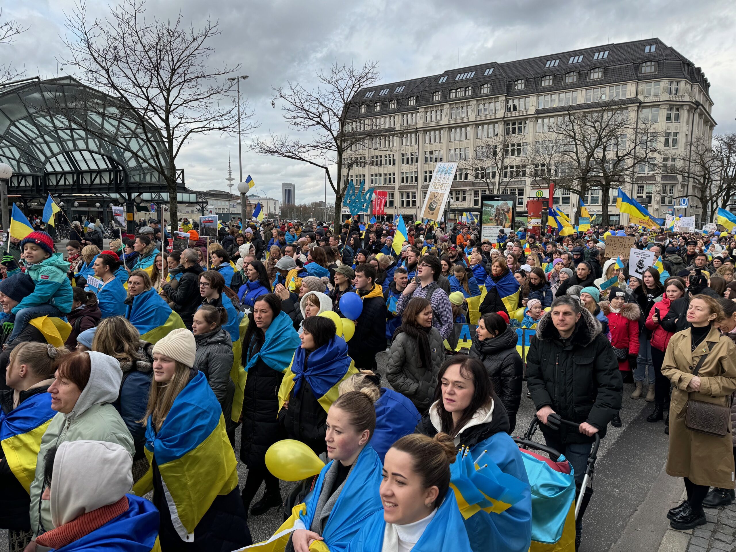 Um die 1000 Menschen versammelten sich in der Hamburger Innenstadt.