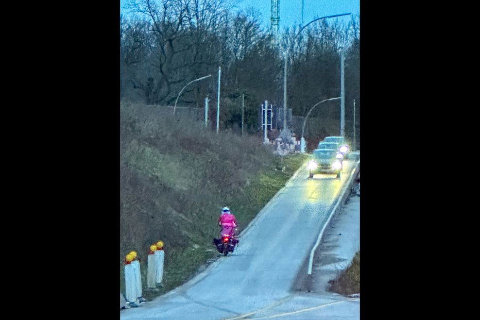 Gefährliche Hilfsaktion: Ein Radfahrer eines Lieferdienstes fuhr mit seinem Lieferrad über die Auffahrt Othmarschen auf die A7, um zu helfen.