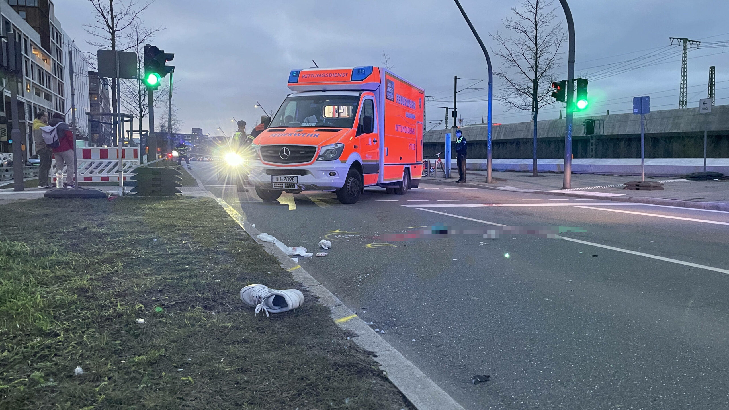 In der HafenCity wurde am Samstagnachmittag ein Fußgänger von einem Auto erfasst und schwer verletzt.