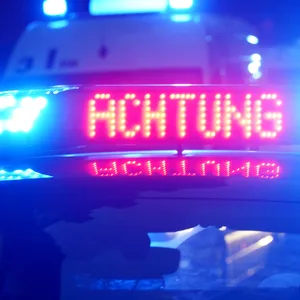 Polizei im Einsatz bei einem Unfall (Symbolbild).