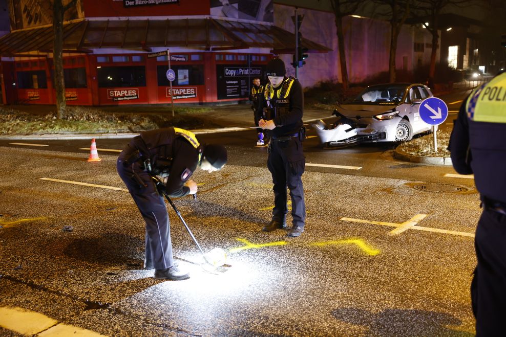 Polizisten nehmen den Unfall auf und versuchen, die Abläufe nachzuvollziehen.