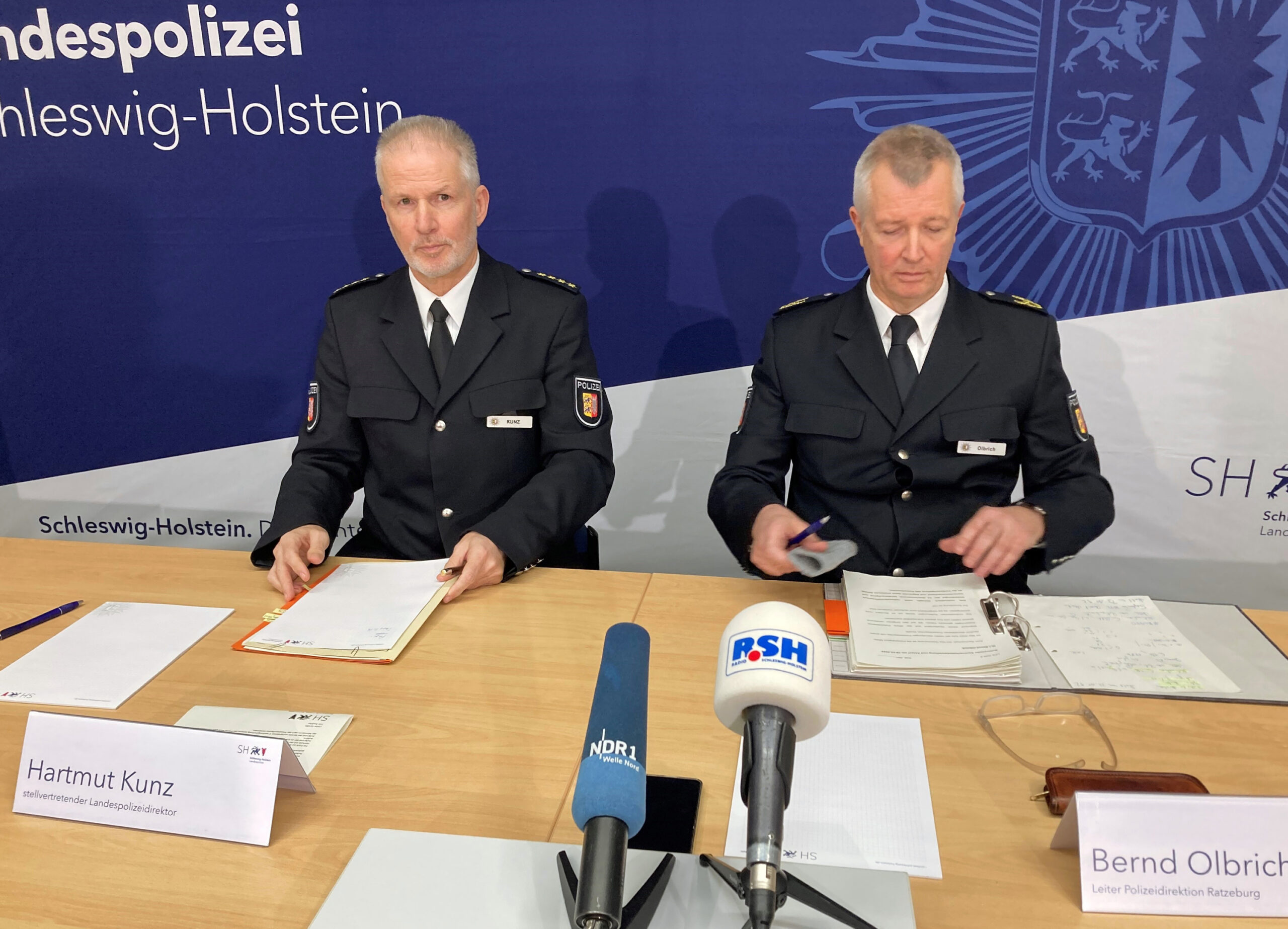 Hartmut Kunz (l.), stellvertretender Landespolizeidirektor von Schleswig-Holstein, und Bend Olbrich, Leiter der Polizeidirektion Ratzeburg, nehmen auf einer Pressekonferenz zu rassistischen Vorfällen in der Polizeistation Mölln Stellung.
