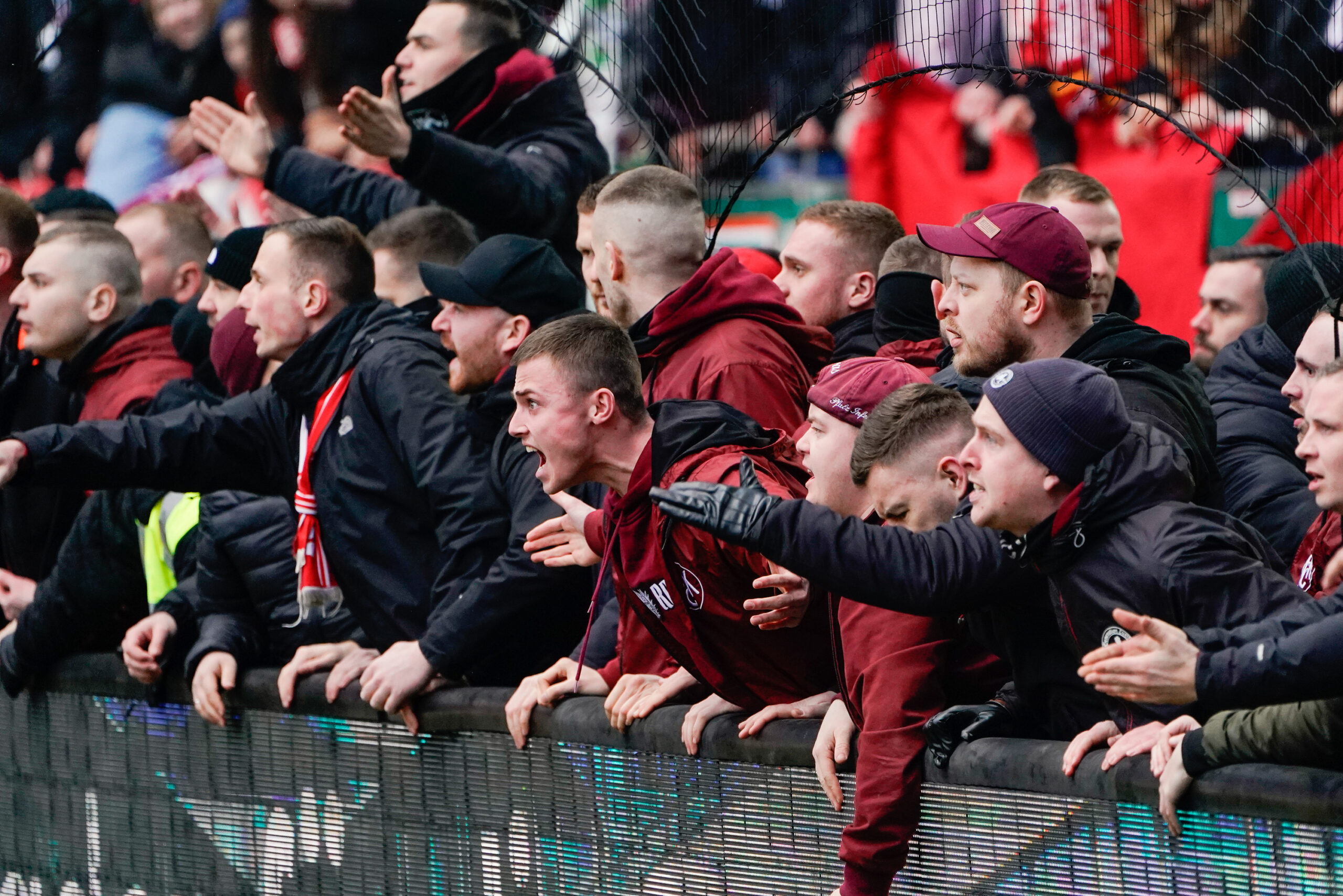 Fans des 1. FC Kaiserslautern rasten aus