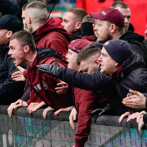 Fans des 1. FC Kaiserslautern rasten aus