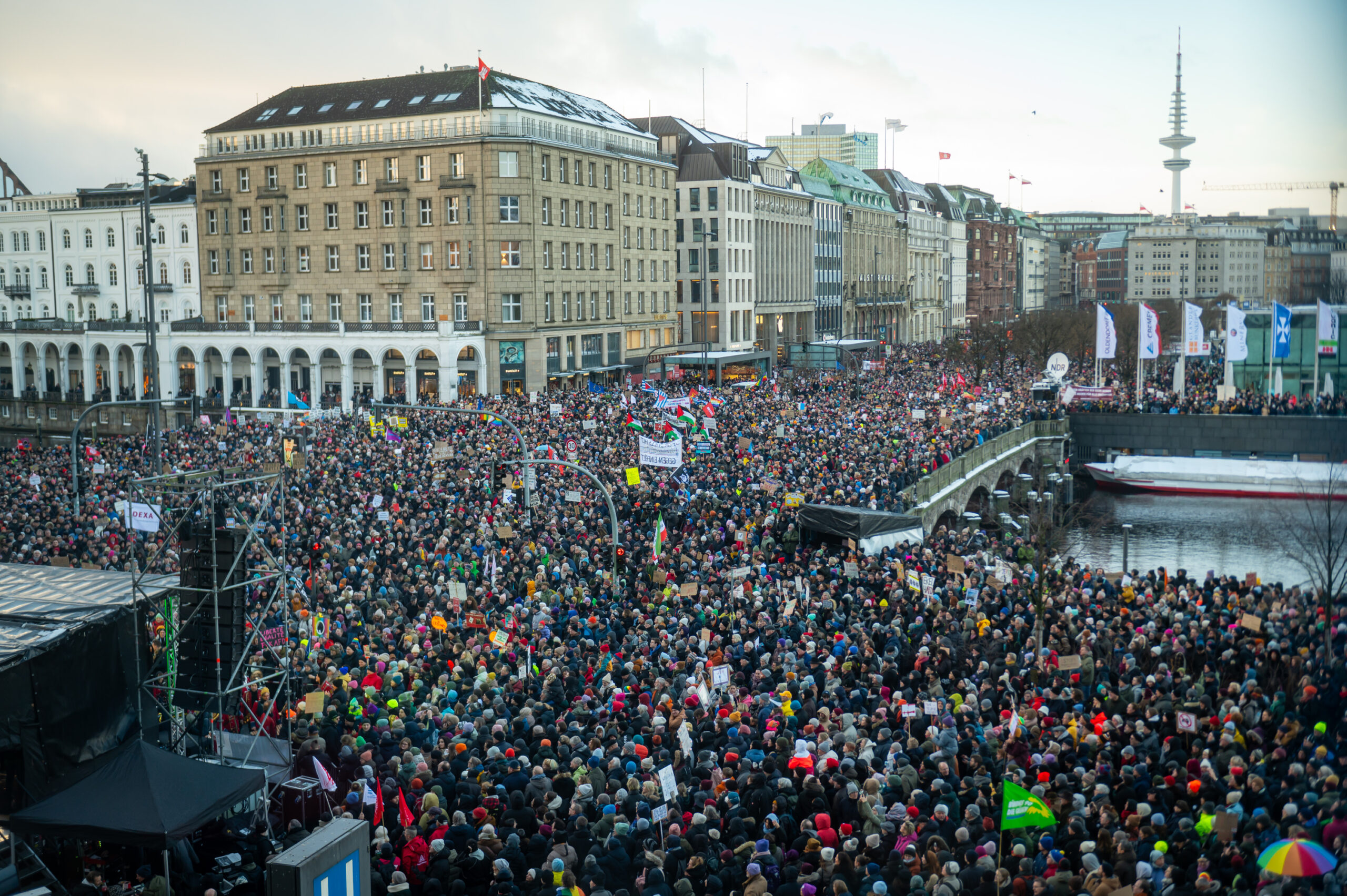 Demo gegen Rechtsextremismus: Der Jungfernstieg und die anliegenden Bereiche waren schon am 19. Januar mit Menschen gefüllt.