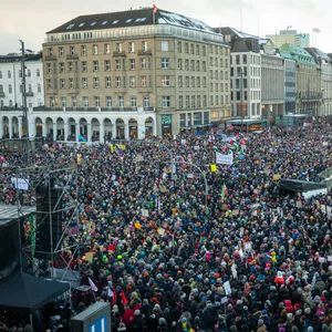 Demo gegen Rechtsextremismus: Der Jungfernstieg und die anliegenden Bereiche waren schon am 19. Januar mit Menschen gefüllt.