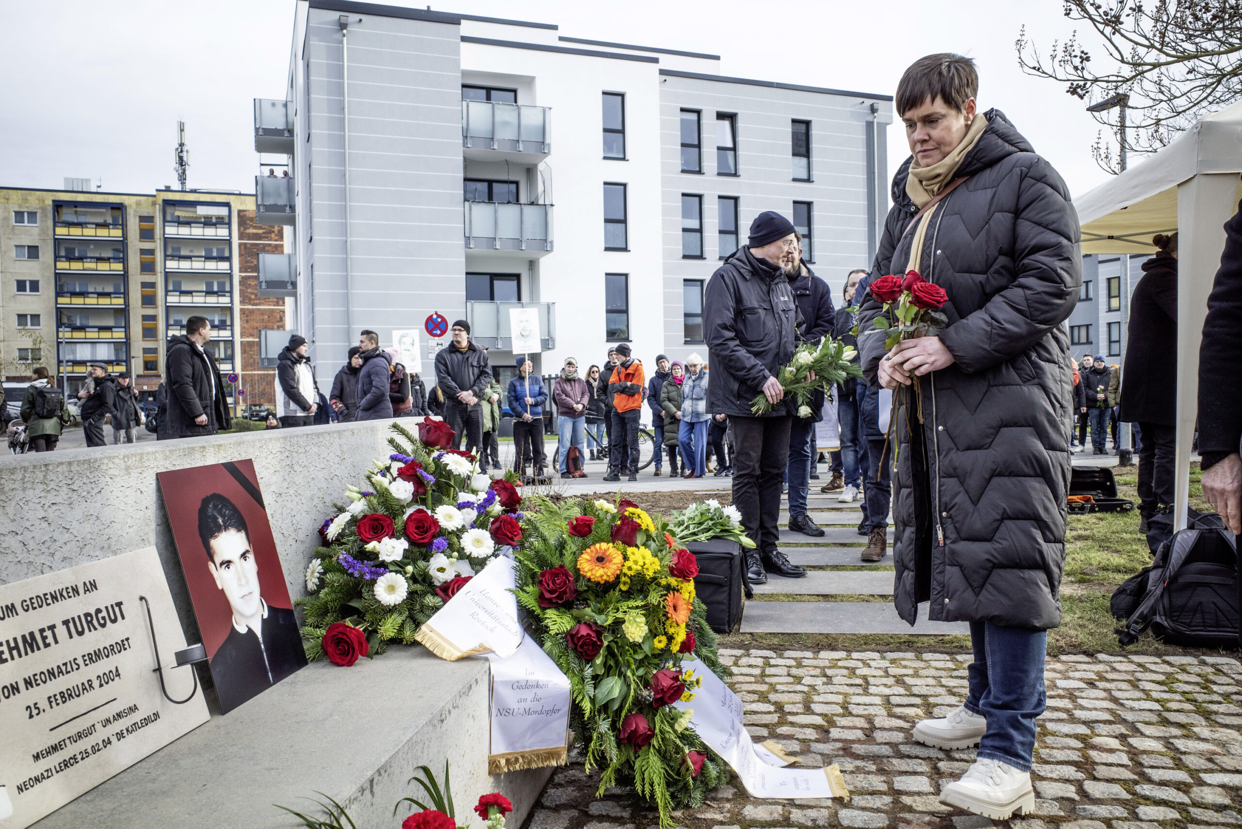 Rostocks Oberbürgermeisterin Eva-Maria Kröger (Linke) legt auf der Gedenkveranstaltung Blumen nieder.