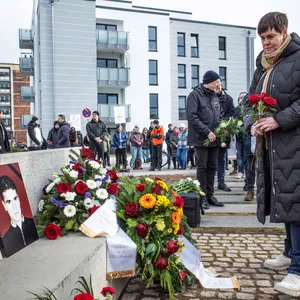 Rostocks Oberbürgermeisterin Eva-Maria Kröger (Linke) legt auf der Gedenkveranstaltung Blumen nieder.