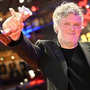 Matthias Glasner hat bei der Berlinale den Silbernen Bären für das beste Drehbuch erhalten.