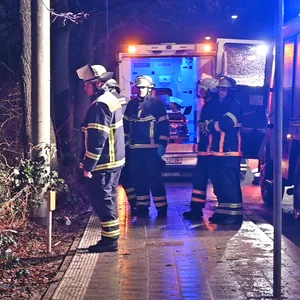 Einsatzkräfte haben den Rollstuhlfahrer aus dem Graben befreit und in den Rettungswagen gebracht.