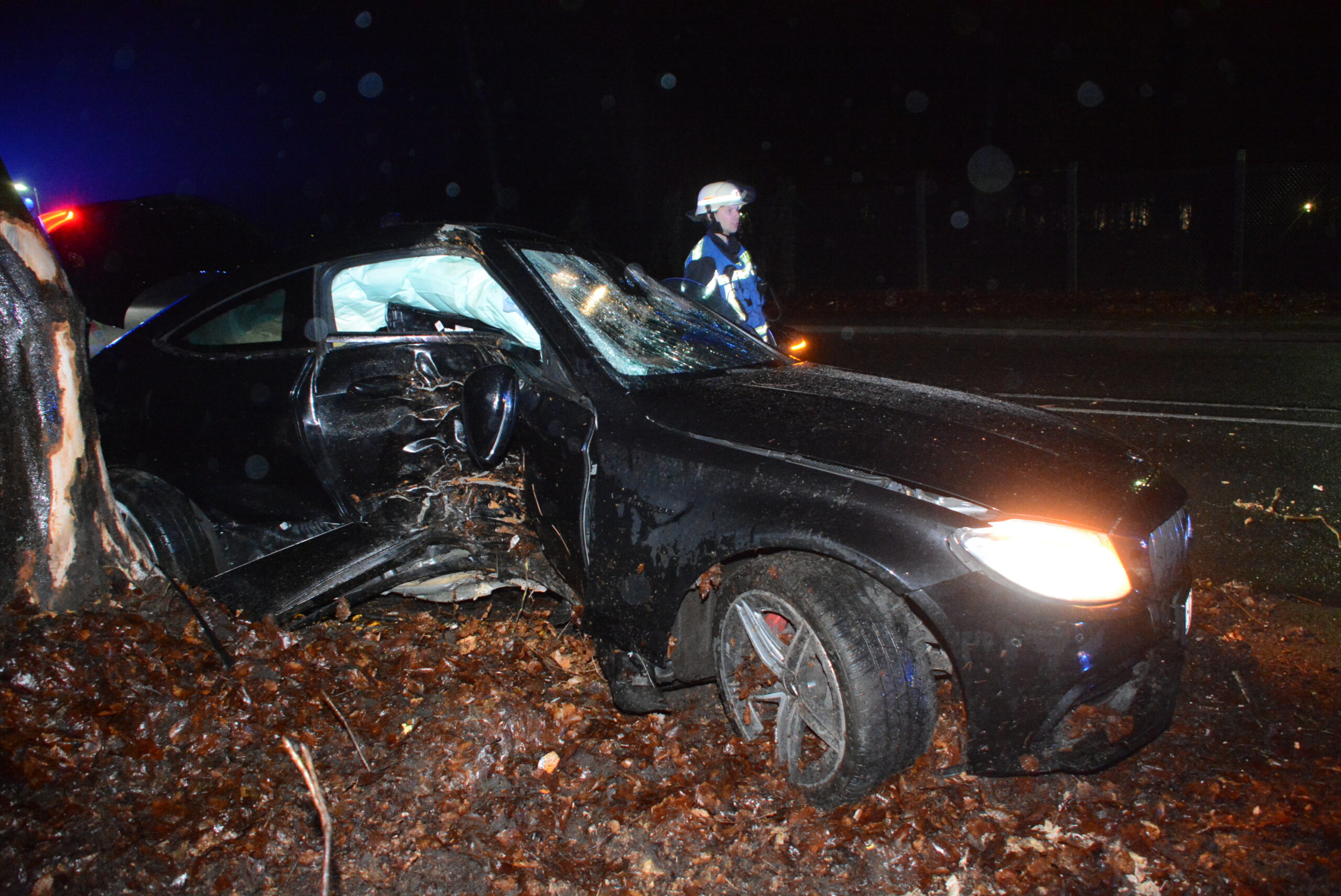 Totalschaden: Der Mercedes wurde auf dem Glinder Weg in Glinde bei Hamburg gegen einen Baum geschleudert.