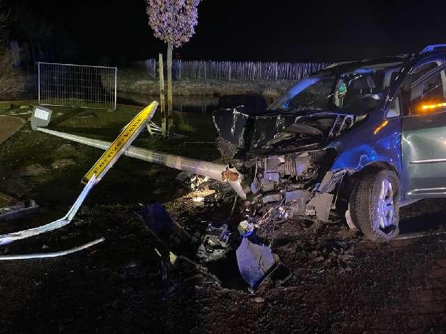 Die Unfallstelle in Jork: Der Wagen des betrunkenen Mannes krachte gegen einen Laternenmast.