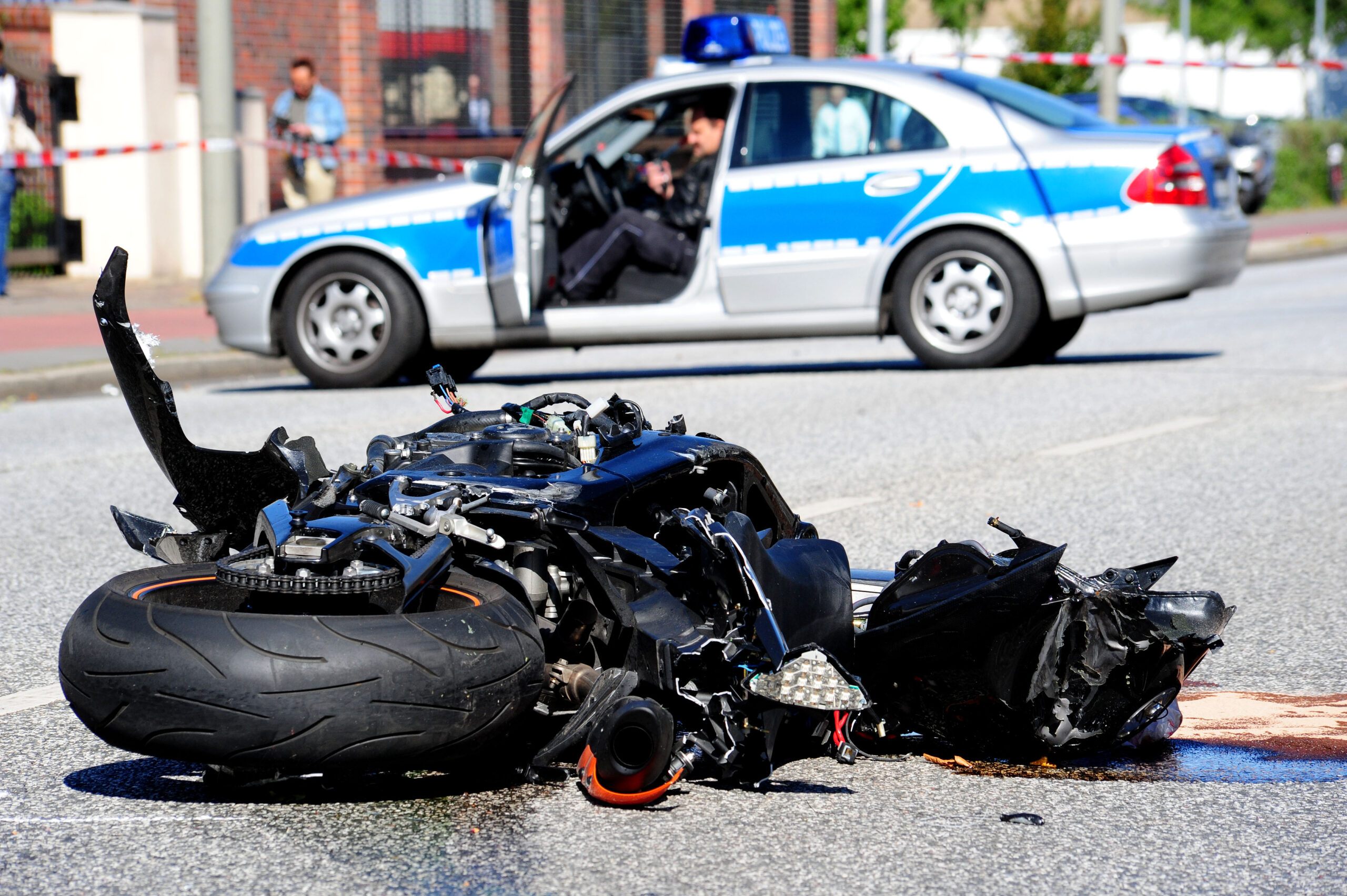 In Eutin: Motorradfahrer rast an wartenden Autos vorbei - dann kracht es. Biker schwer verletzt