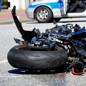 In Eutin: Motorradfahrer rast an wartenden Autos vorbei - dann kracht es. Biker schwer verletzt