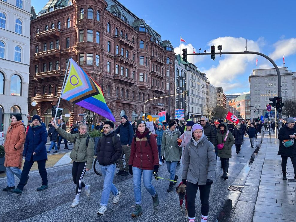 Der Demozug am Jungfernstieg.