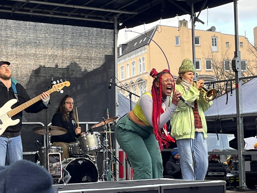 Ein weiteres musikalisches Highlight: Die Musikerin G'emma (Emilie Nguimba) tritt bei der Demo in Hamburg auf.