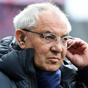 Felix Magath guckt kritisch während eines Interviews.