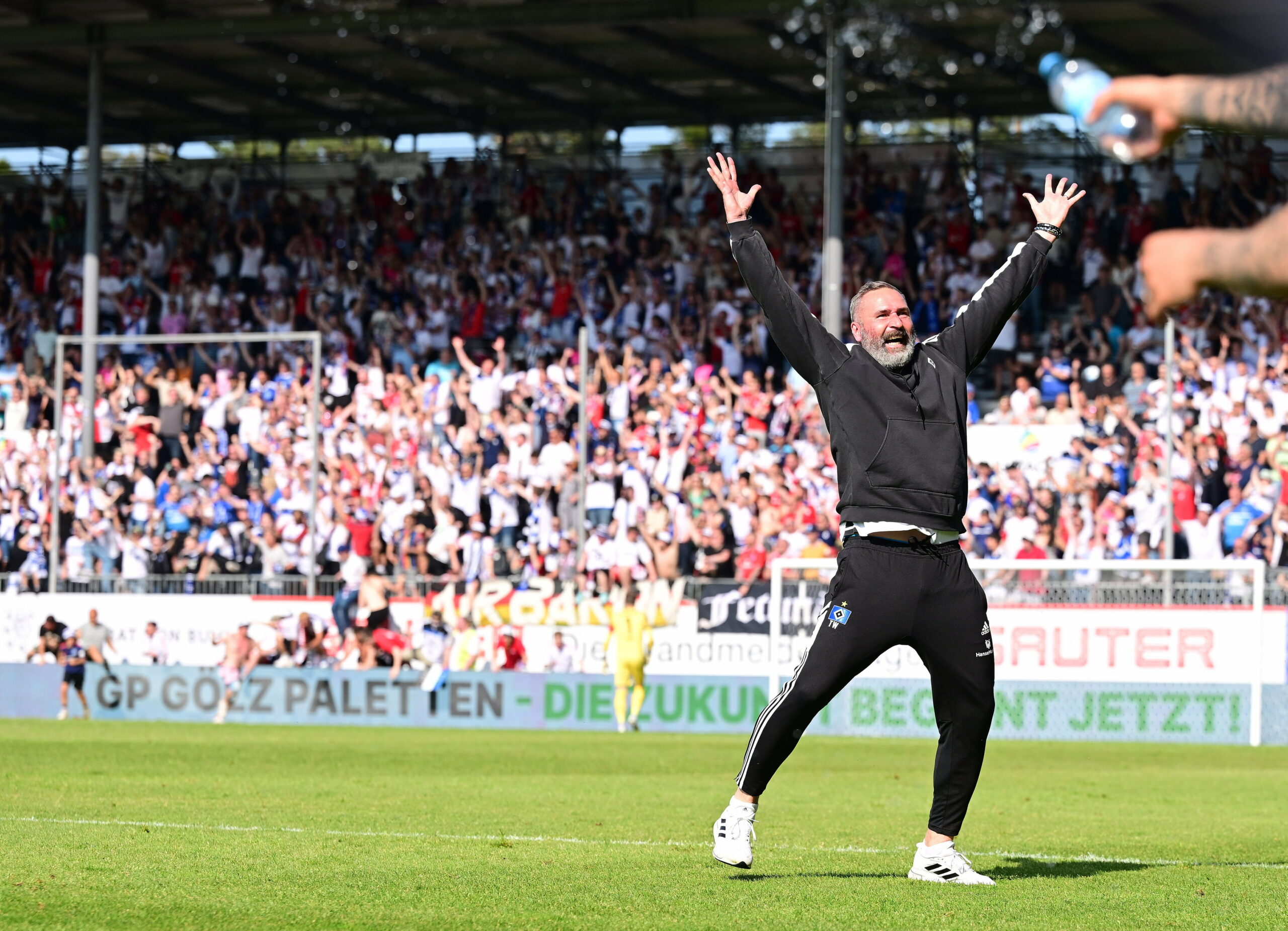 HSV-Trainer Tim Walter reißt die Arme zum Jubel in die Höhe.