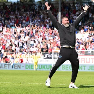 HSV-Trainer Tim Walter reißt die Arme zum Jubel in die Höhe.