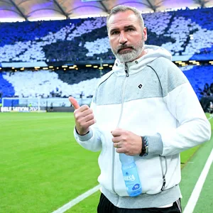 Tim Walter vor der HSV-Nordtribüne