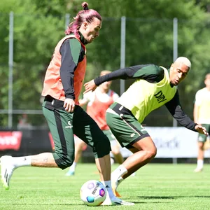 Jackson Irvine und Etienne Amenyido beim Training