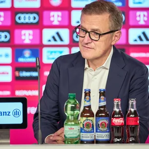 Jan-Christian Dreesen auf der Bühne bei einer Pressekonferenz.