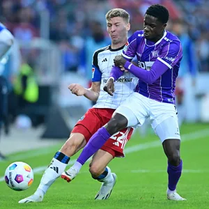 HSV-Profi Ignace Van der Brempt und Osnabrücks Christian Conteh im Zweikampf um den Ball
