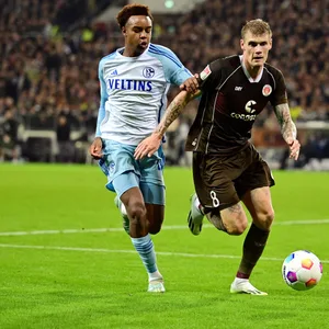 Eric Smith im Laufduell mit Schalkes Assan Ouedraogo