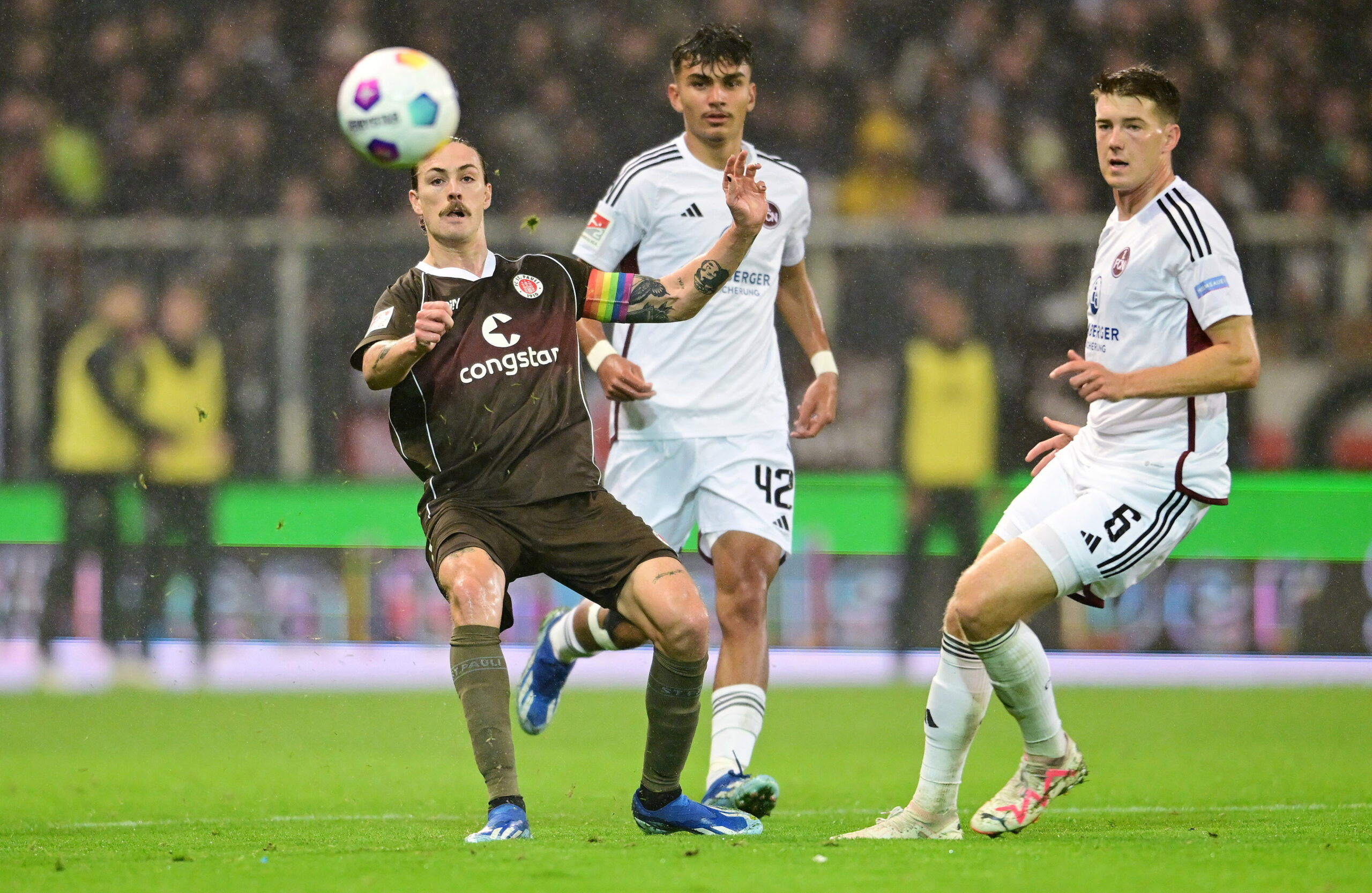 Nürnbergs Can Uzun (M.) lief in der Hinrunde auch schon gegen Jackson Irvines St. Pauli auf.