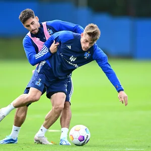 Ludovit Reis und Miro Muheim kämpfen um den Ball