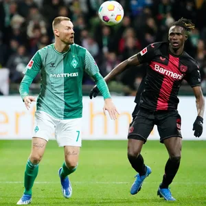 Marvin Ducksch im Zweikampf um den Ball mit Leverkusens Odilon Kossounou.