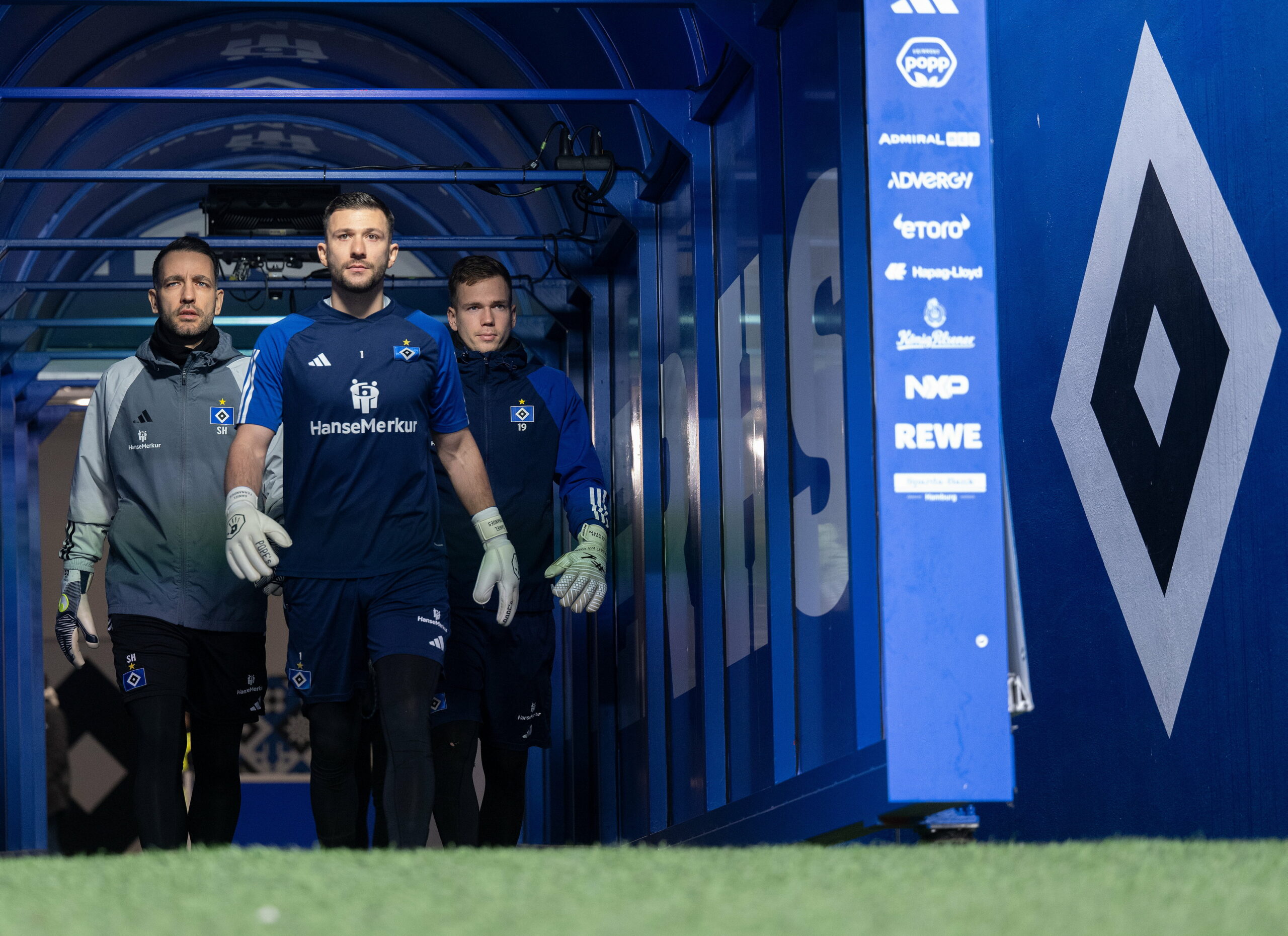 Die HSV-Torwärte verlassen mit ihrem Trainer die Katakomben des Volksparkstadions