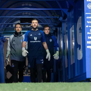 Die HSV-Torwärte verlassen mit ihrem Trainer die Katakomben des Volksparkstadions