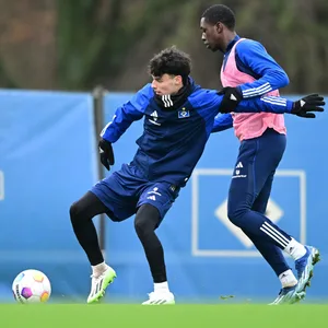 Nicolas Oliveira und Elijah Krahn im Zweikampf im HSV-Training