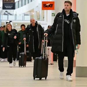 Fabian Hürzeler am Flughafen Hamburg