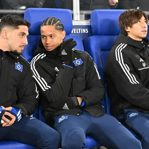 Ludovit Reis, András Németh, Masaya Okugawa und Matheo Raab auf der HSV-Bank