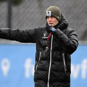 Fabian Hürzeler in Winterkleidung mit Trillerpfeife im Mund