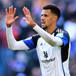 HSV-Profis Glatzel und Benes klatschen sich ab.