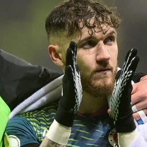 St. Paulis Marcel Hartel hatte an dem Pokal-Aus gegen Düsseldorf mächtig zu knabbern.
